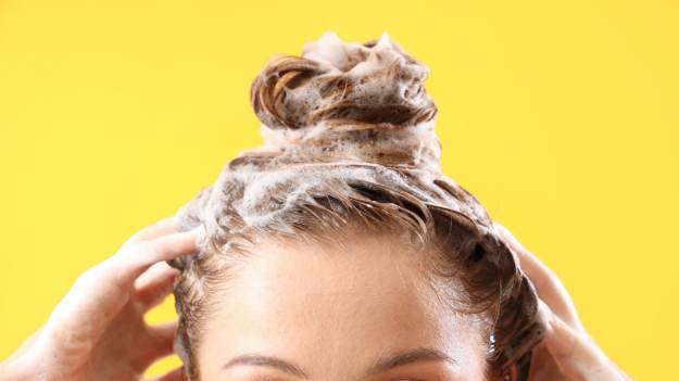 Dlatego warto zostawić szampon na włosach na..