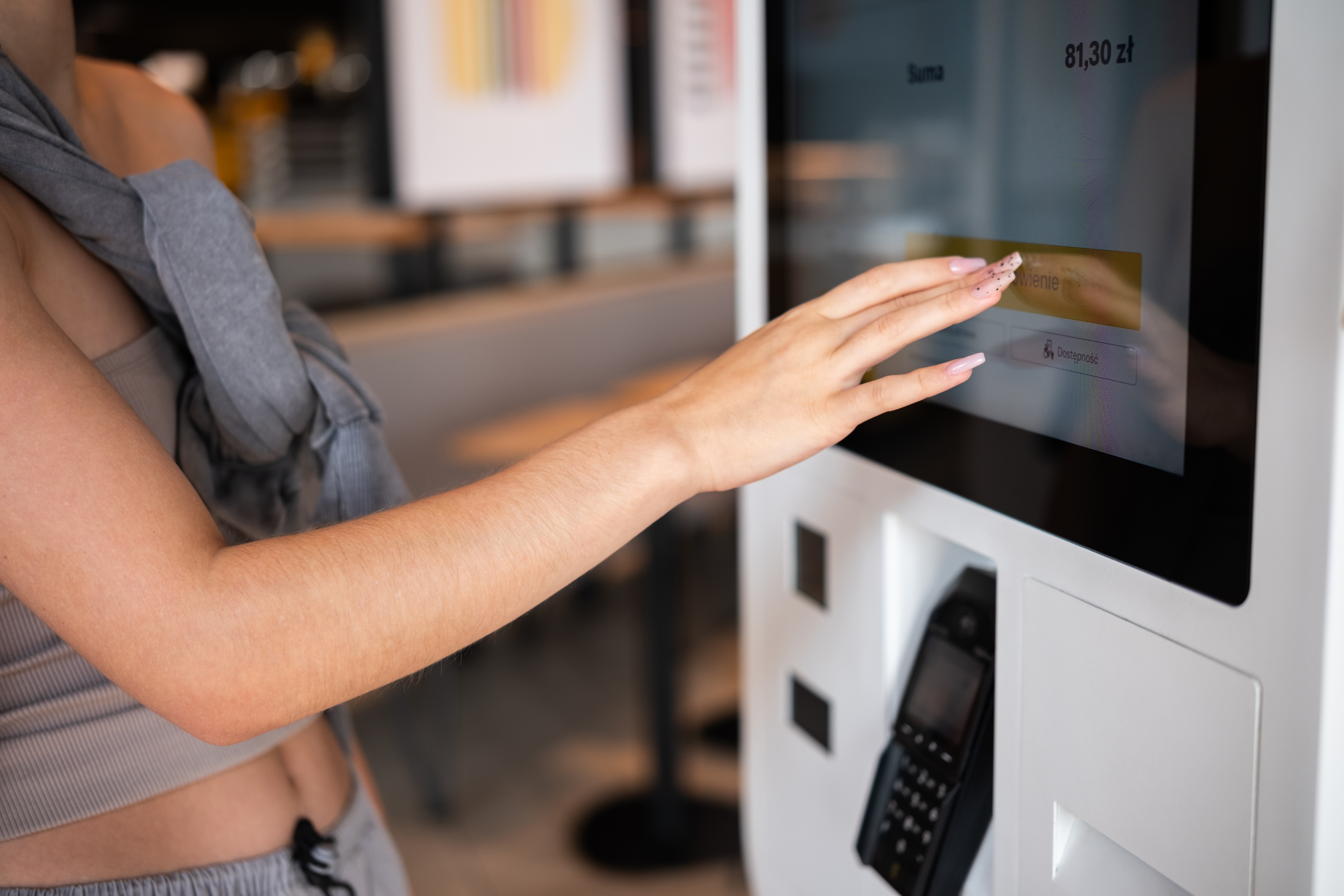 Przy kasach samoobsługowych częściej wydajemy więcej pieniędzy niż przy tradycyjnych